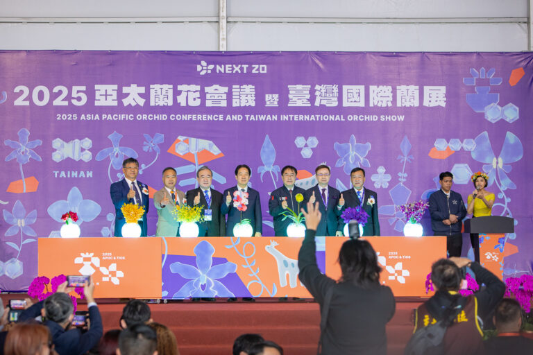 2025 亞太蘭花會議開幕典禮場面盛大，舞台上貴賓齊聚，由雙語主持人 Yuki 引導啟動儀式。