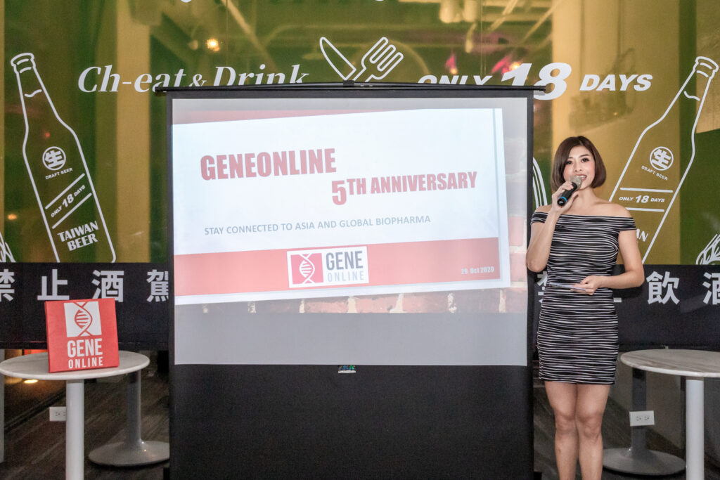 主持人 Yuki Hsu 主持「基因線上」 (GeneOnline) 5 週年晚會，身穿黑白條紋洋裝，手持麥克風展現專業形象。