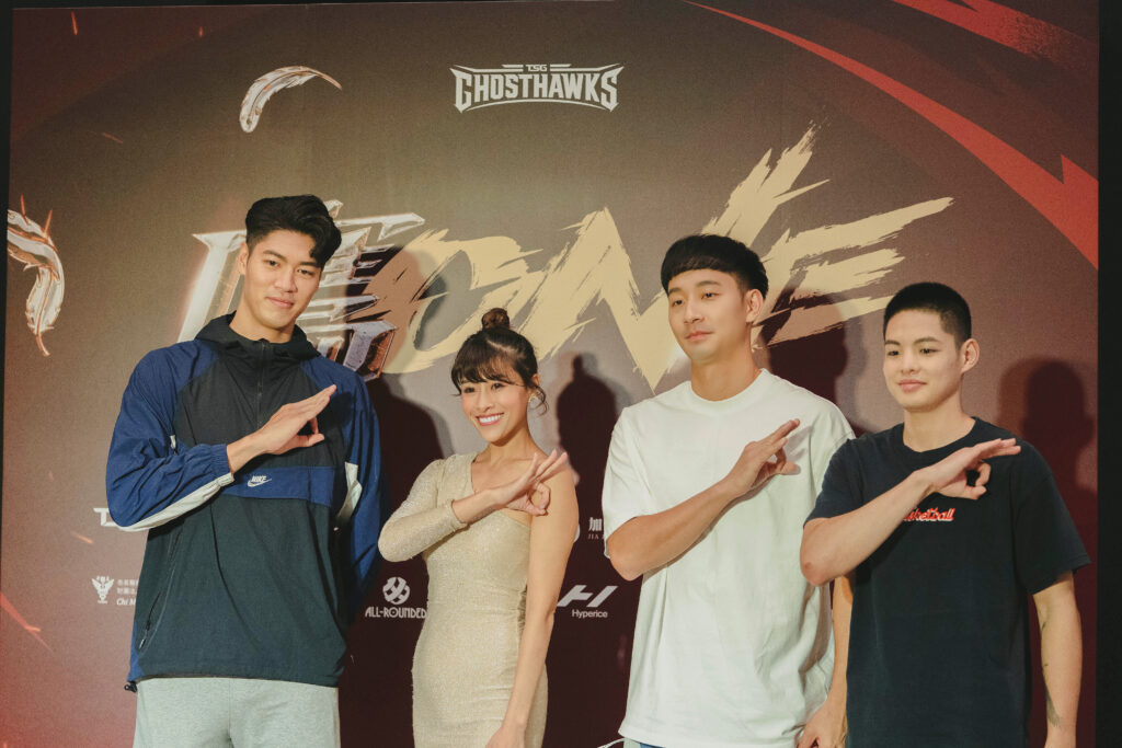 主持人Yuki與三位台鋼獵鷹籃球隊明星球員開心合影,大家一同擺出象徵「鷹ONE」的招牌手勢。