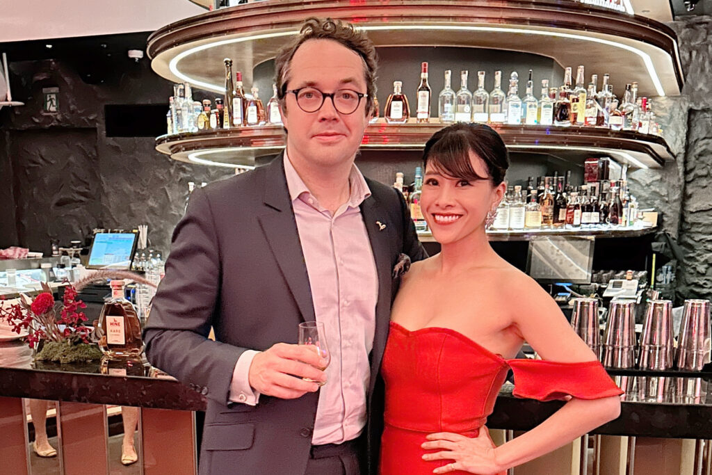 中英雙語主持人 Yuki 與 HINE 御鹿干邑原廠的全球商務營運總監 Per Even Allaire 先生,在品牌活動的吧台前專業合影。