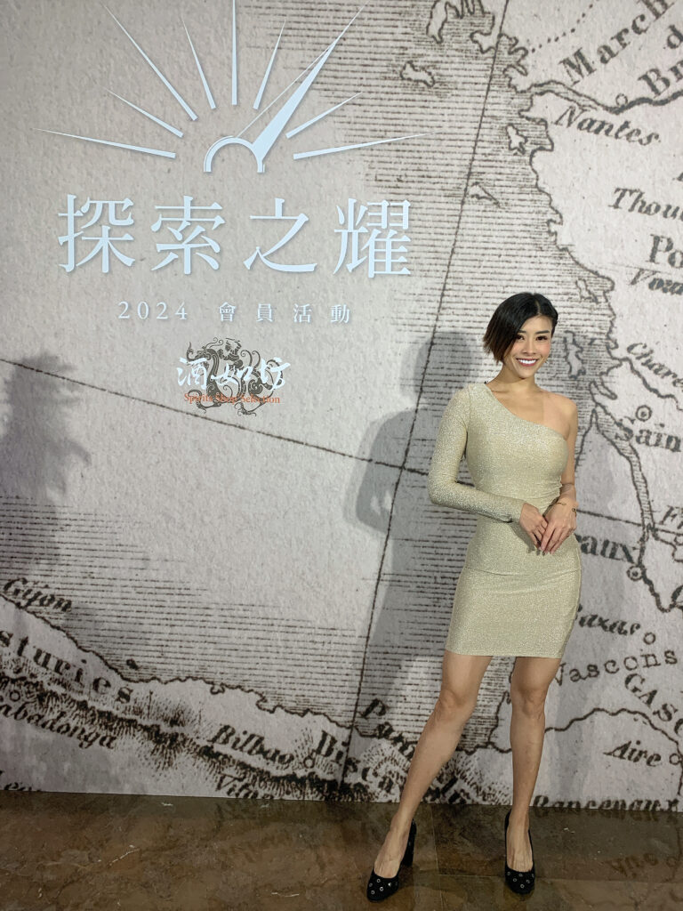 專業主持人 Yuki 在「酒如坊」威士忌品酒會上的全身形象照，展現其高端活動主持的專業氣場。