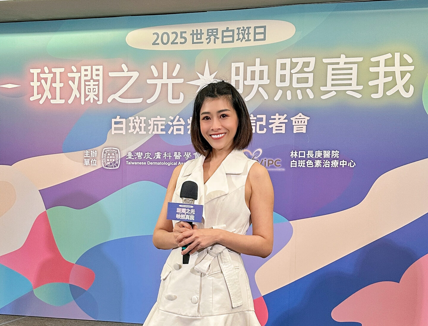 活動主持人 Yuki 手持麥克風主持活動，台上的每一句話都來自事前的筆記