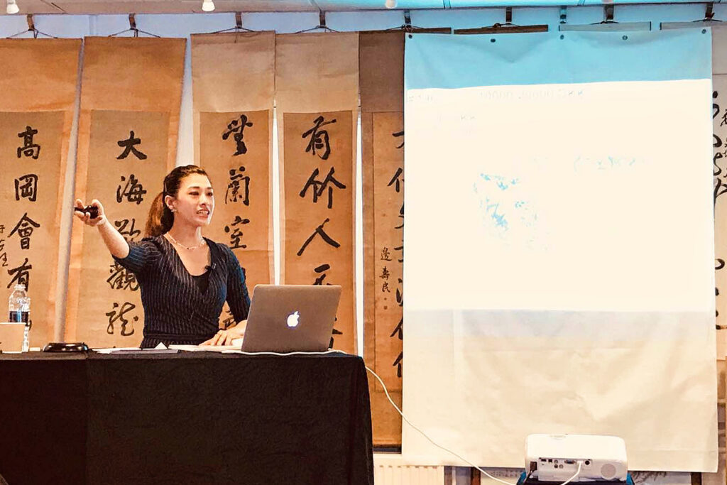 Yuki 在丹麥 Bakholmen 拍賣會擔任中英雙語藝術品拍賣官
